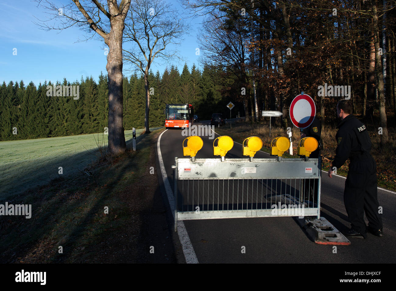 Karsdorf, Deutschland. 12. November 2013. Polizisten sperren eine Straße wegen der Entschärfung von mehreren Fliegerbomben aus dem zweiten Weltkrieg in der Dippoldiswalder Heide in Karsdorf, Deutschland, 12. November 2013. Elf Bomben haben nicht weit von Dresden entschärft werden. Der Bereich Weg gesperrt wurde und Verkehr wurde umgeleitet. Die Bomben waren von einer US-Bomber-Gruppe die flog einen Angriff am 17. April 1945 auf Dresden, die bereits in Trümmern lag. Foto: ARNO BURGI/Dpa/Alamy Live-Nachrichten Stockfoto