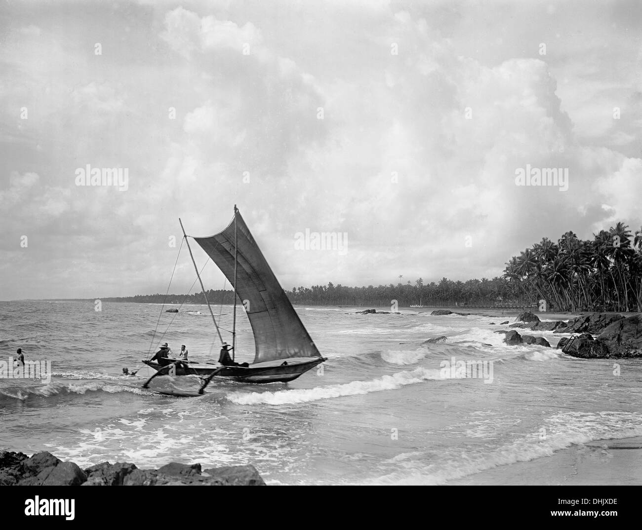 Einheimische mit einem Segelboot und Schwimmer sind an dem Strand von Colombo, Sri Lanka, undatierten Foto abgebildet (1911/1912). Das Bild wurde von dem deutschen Fotografen Oswald Lübeck, einer der frühesten Vertreter der Reisefotografie und Schiff Fotografie an Bord Fahrgastschiffe aufgenommen. Foto: Deutsche Fotothek/Oswald Lübeck Stockfoto