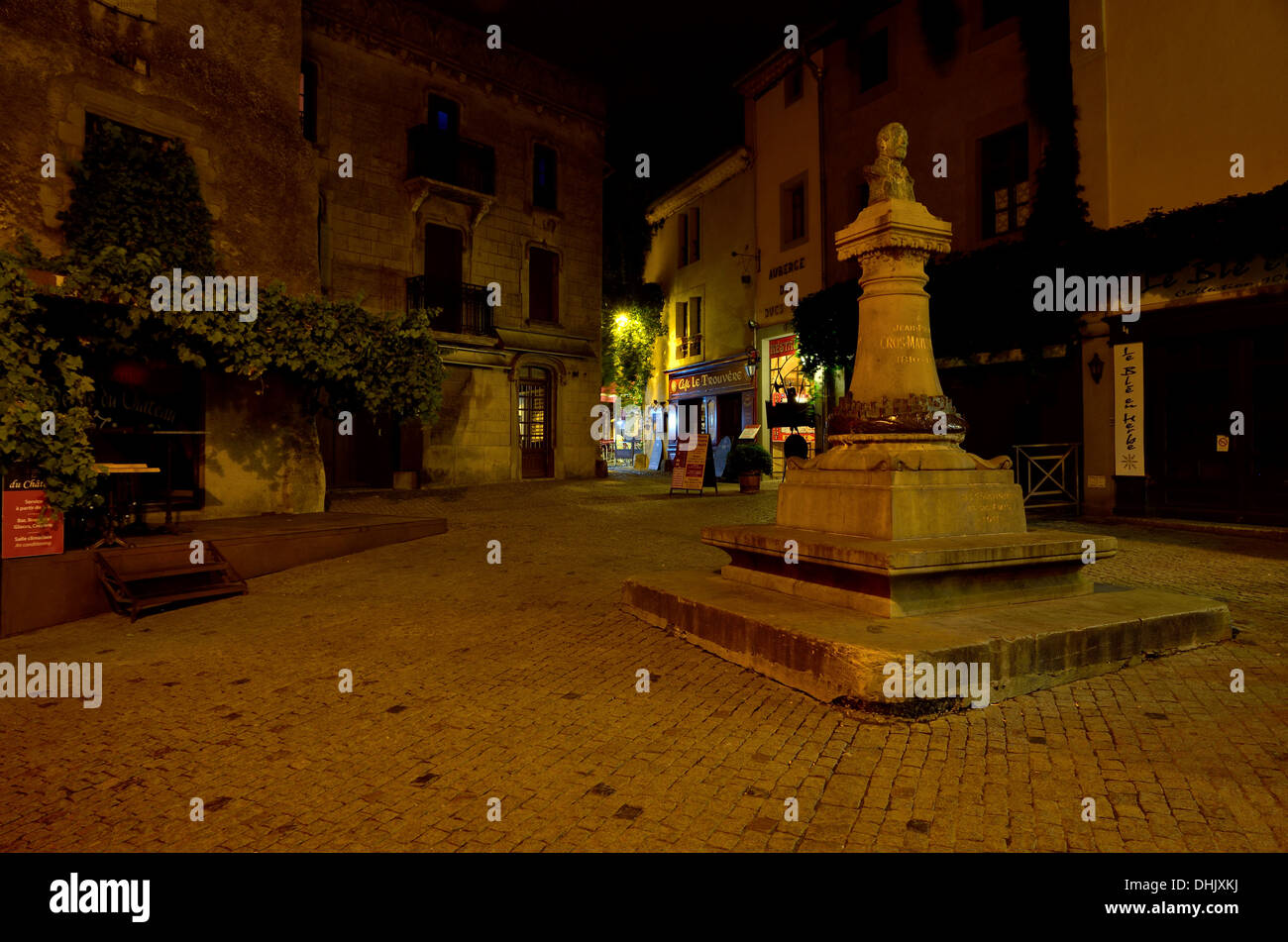 Place du Château, in die befestigte Stadt Carcassonne in der Nacht. Aude, Frankreich Stockfoto