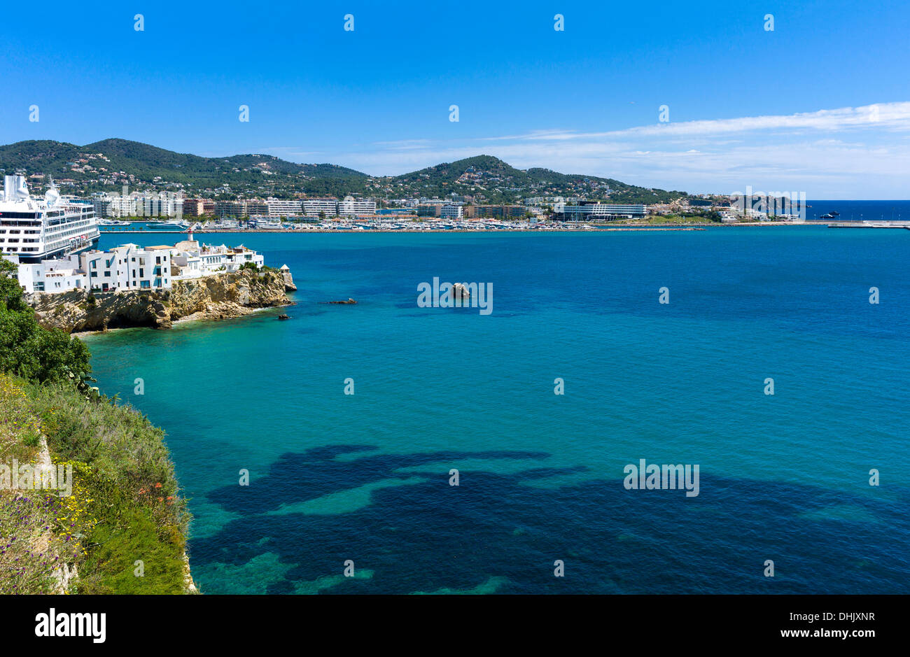 Europa, Spanien, Balearen Inseln Eivissa, Ibiza, Panoramablick über die Bucht von der Altstadt entfernt, die Dalt Vila Burgwall zu sehen Stockfoto
