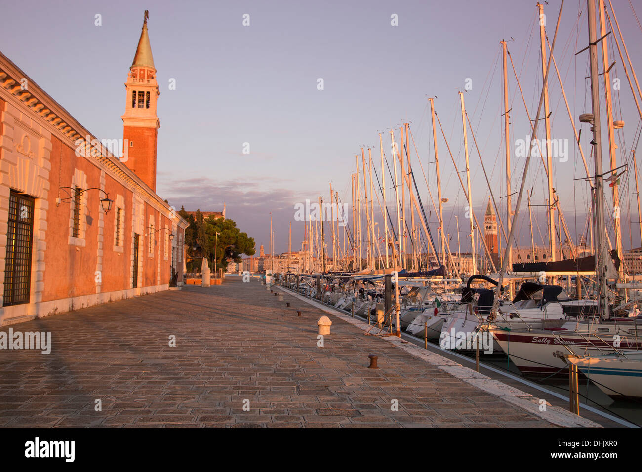 Marina auf der Isola di San Giorgio Maggiore Insel mit Kirche Chiesa di San Giorgio Maggiore bei Sonnenaufgang, Venedig, Veneto, Italy, Eur Stockfoto