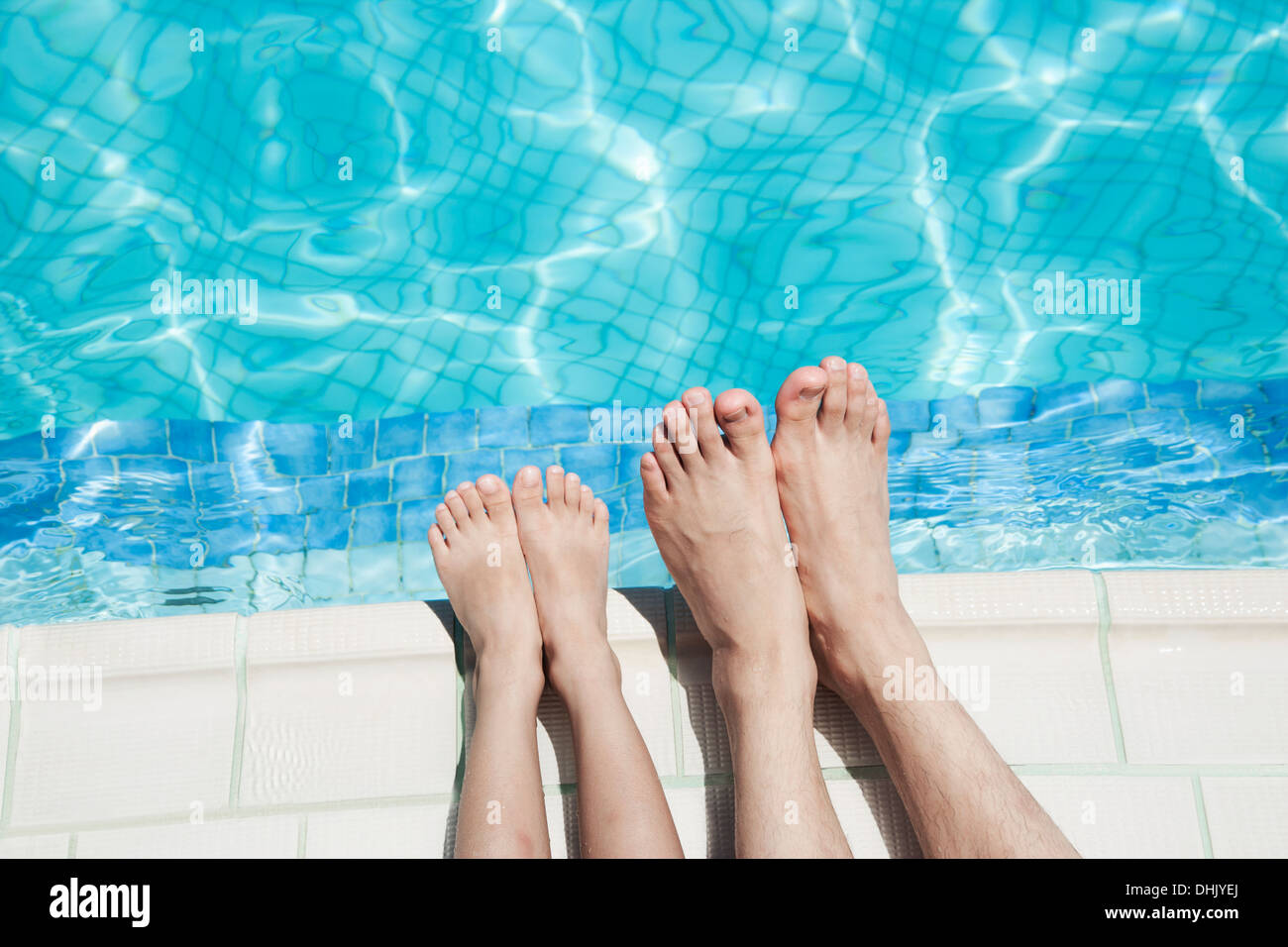 Nahaufnahme von zwei Personen Beine am Pool Stockfoto