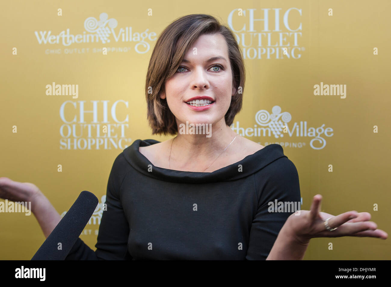 Wertheim, Deutschland. 11. November 2013. Model Milla Jovovich bei einem Fototermin im Outlet Center Wertheim Village in Wertheim. Milla Jovovich ist International Brand Ambassador von Outlet Centern Wertheim Village und Ingolstadt Village. Bildnachweis: Dpa picture Alliance/Alamy Live News Stockfoto