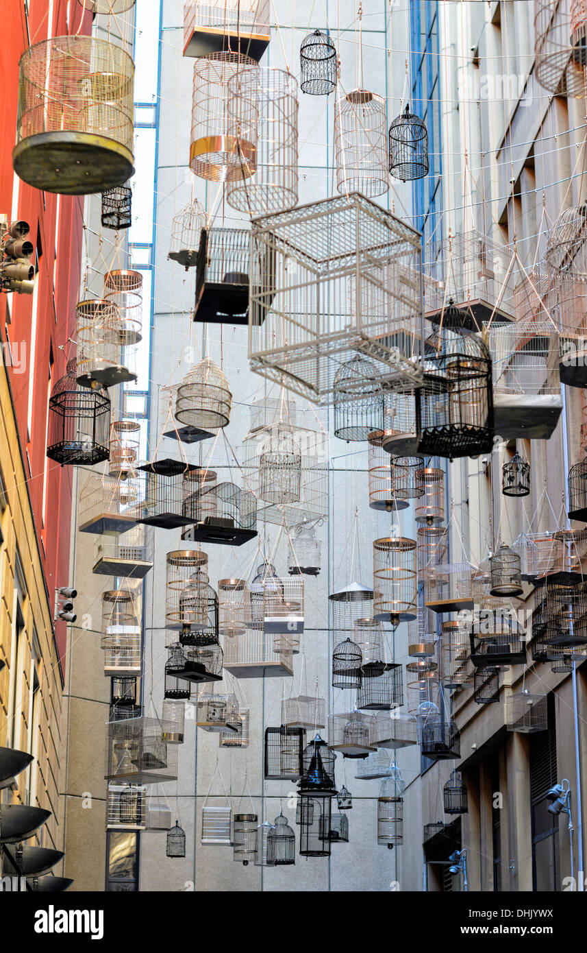 Urbane Moderne Kunst: symbolische Kunstinstallation in einer Gasse der Stadt, zwischen den Gebäuden Stockfoto