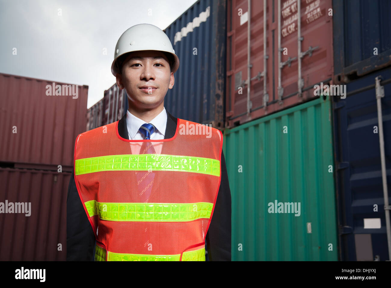 Porträt von stolz Ingenieur in Schutzkleidung stehen in einem Versand-Hof Stockfoto