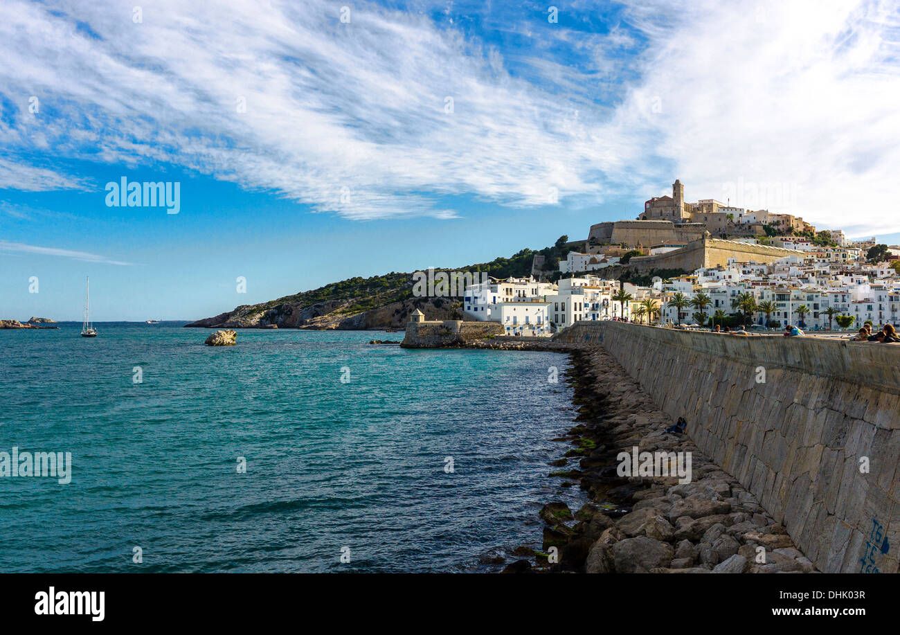 Europa, Spanien, Balearen, Eivissa (Ibiza), Blick auf die Altstadt (Dalt Vila) vom Hafen Stockfoto