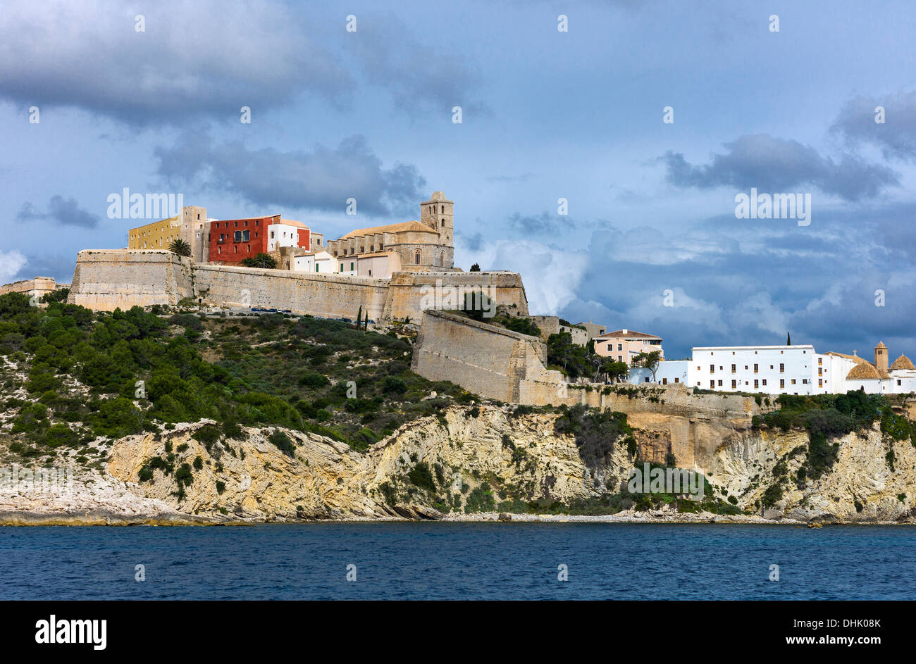 Europa, Spanien, Balearen, Eivissa (Ibiza), Blick vom Meer aus die Altstadt (Dalt Vila) Stockfoto