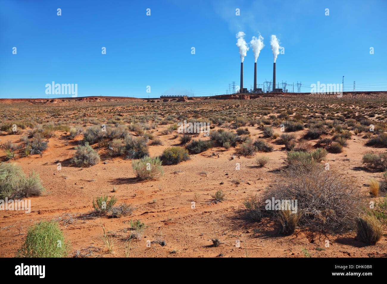 Drei große Rohre in der Wüste Stockfoto