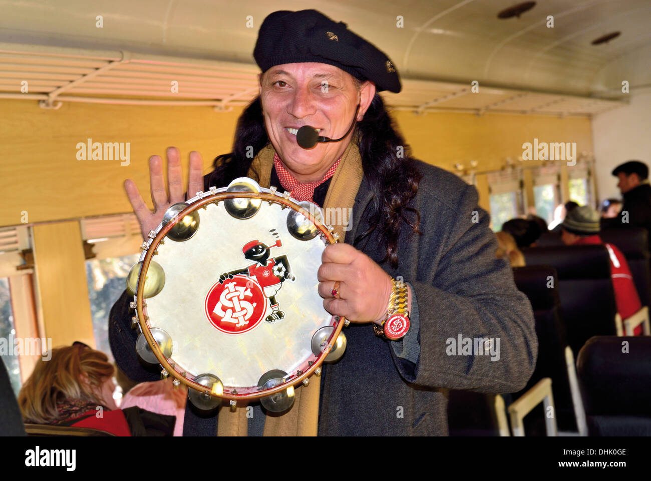 Brasilien, Bento Gonçalves: Gaúcho-Musiker, die Passagiere während der historische Zug Tour mit Dampf-Lokomotive "Maria Fumaça" animieren Stockfoto