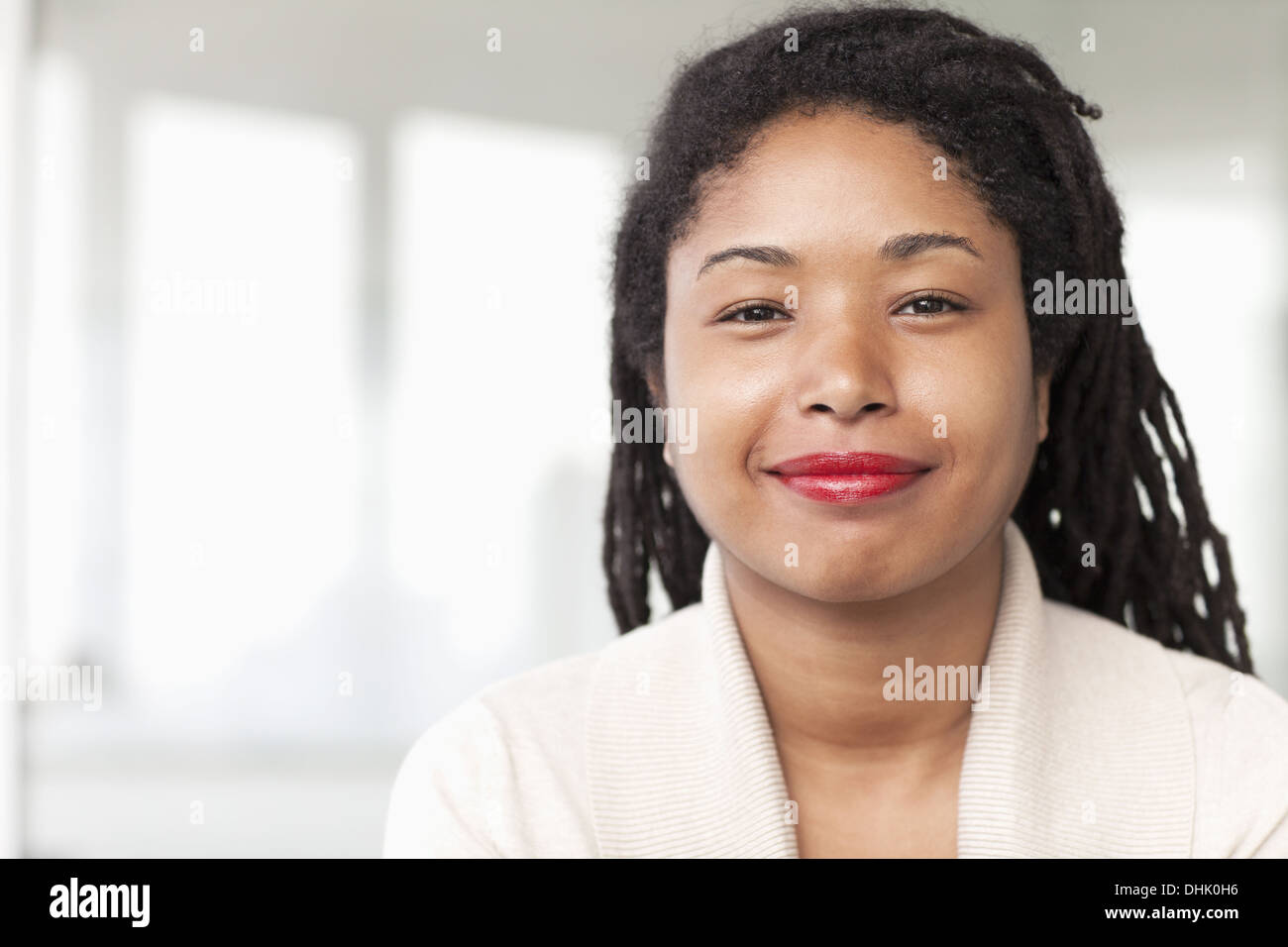 Porträt von lächelnden Geschäftsfrau mit Dreadlocks, Kopf und Schultern Stockfoto