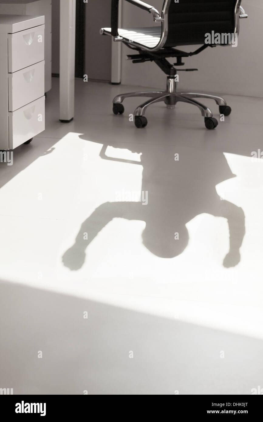 Schatten der Unternehmer auf dem Boden mit erhobenen Armen jubeln Stockfoto
