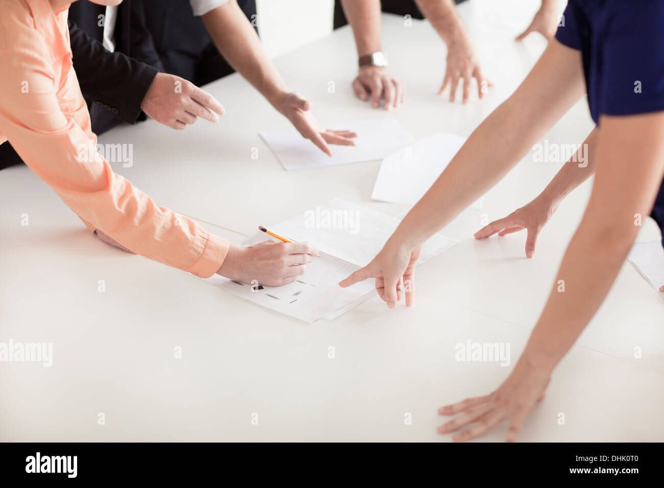 Nahaufnahme der Arme und Hände von Geschäftsleuten im Büro mit einem Business-meeting Stockfoto