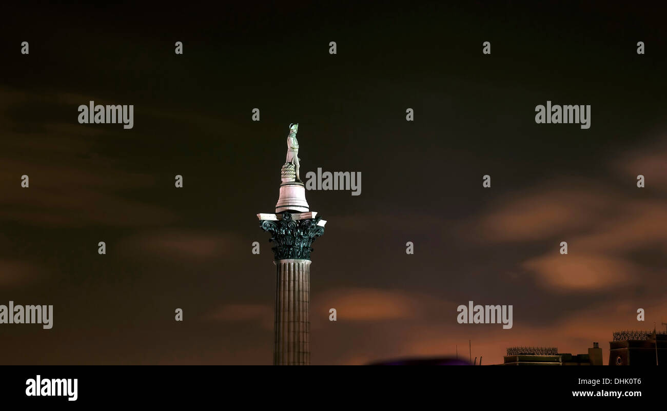Nelson Säule bei Nacht, Trafalgar Square, London, England, Vereinigtes Königreich Stockfoto
