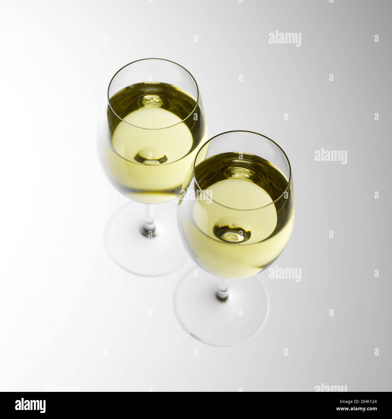 2 Gläser Weißwein Stockfoto