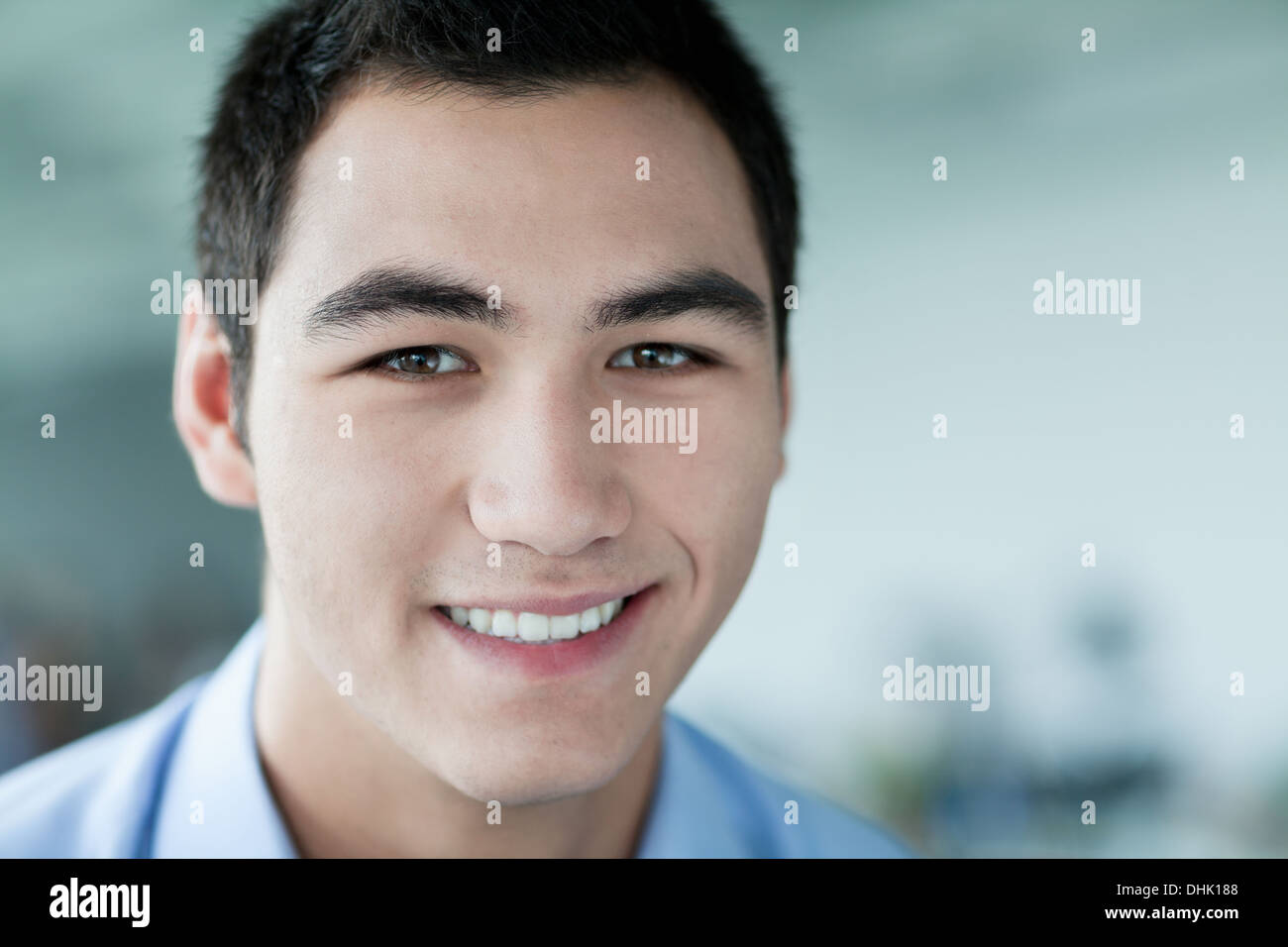 Porträt von lächelnden jungen Geschäftsmann Stockfoto