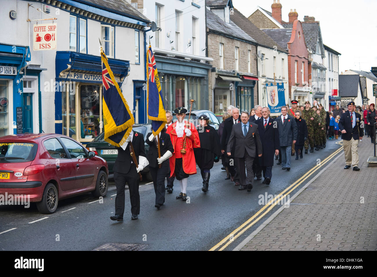Erinnerung-Sonntag-Parade mit British Legion Fahnen vor bei Hay-on-Wye Powys Wales UK Stockfoto