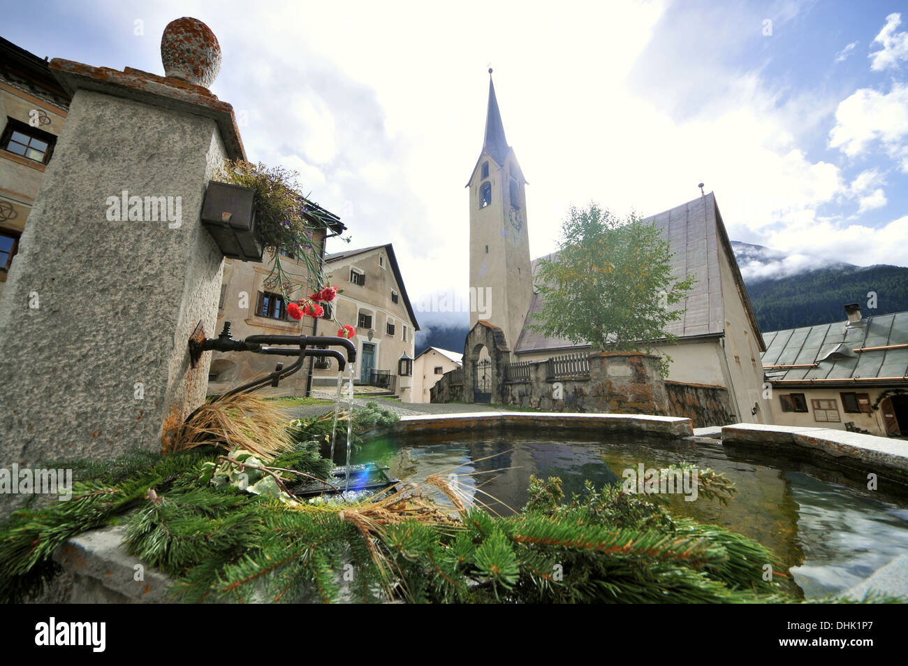 Brunnen vor der Kirche von Guarda, Unterengadin, Graubünden, Schweiz, Europa Stockfoto