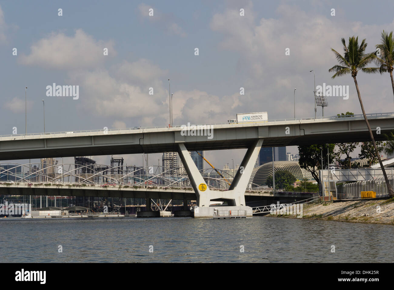 Benjamin Sheares Bridge und Helix-Brücke über den Wasserbehälter in Singapur, mit Bäumen, die Seite und die Skyline in Ferne Stockfoto
