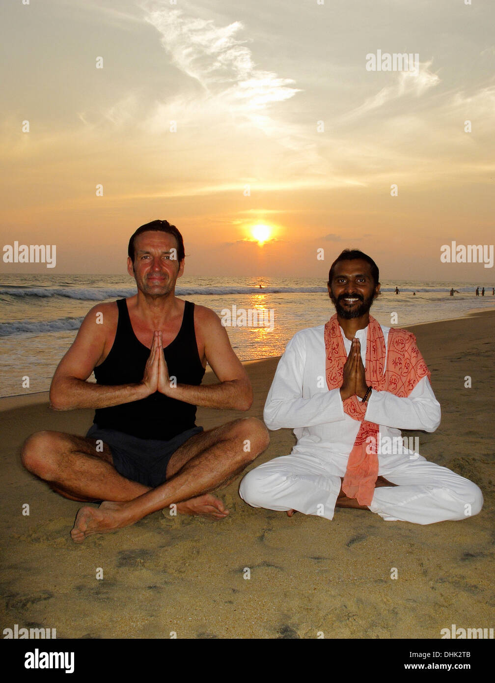 Indische Yoga-Lehrer und Schüler am Strand in Varkala, Indien. Stockfoto