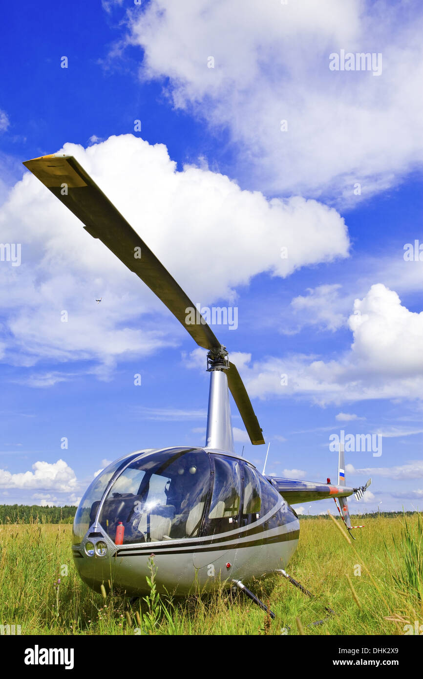 Hubschrauber auf Feld Sonnentag Stockfoto