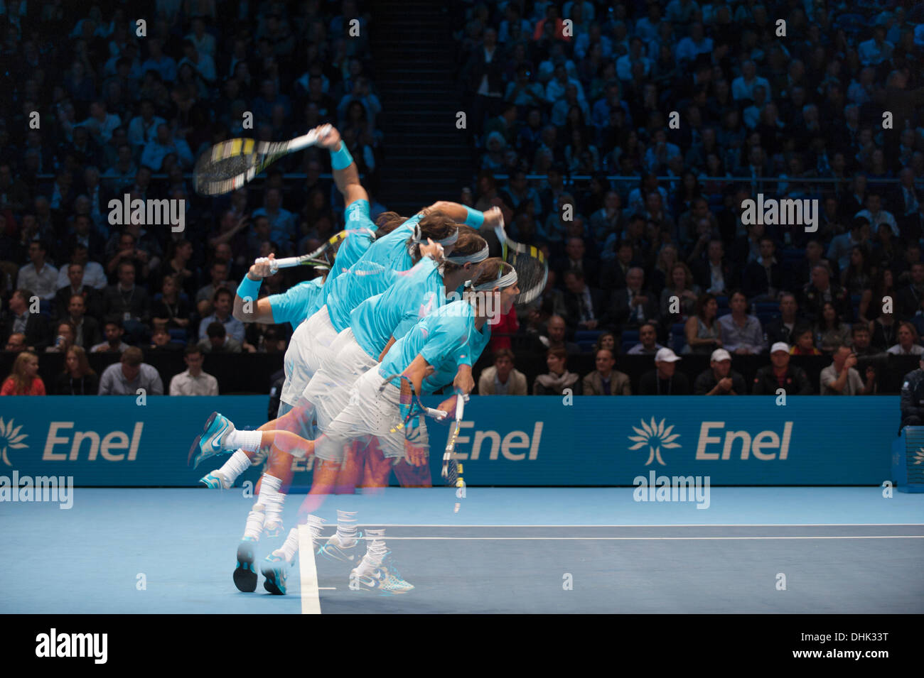 Die O2-Arena, London, UK. 11. November 2013. Rafael Nadal in Aktion auf der ATP World Tour Finals Match ein Vielfaches Bild © Malcolm Park Leitartikel/Alamy Live News Stockfoto