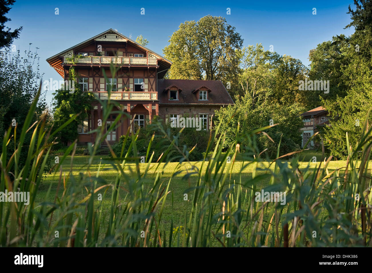 Verwaltungsgebäude unter blauem Himmel, Petite Camargue Alsacienne, Elsass, Frankreich, Europa Stockfoto