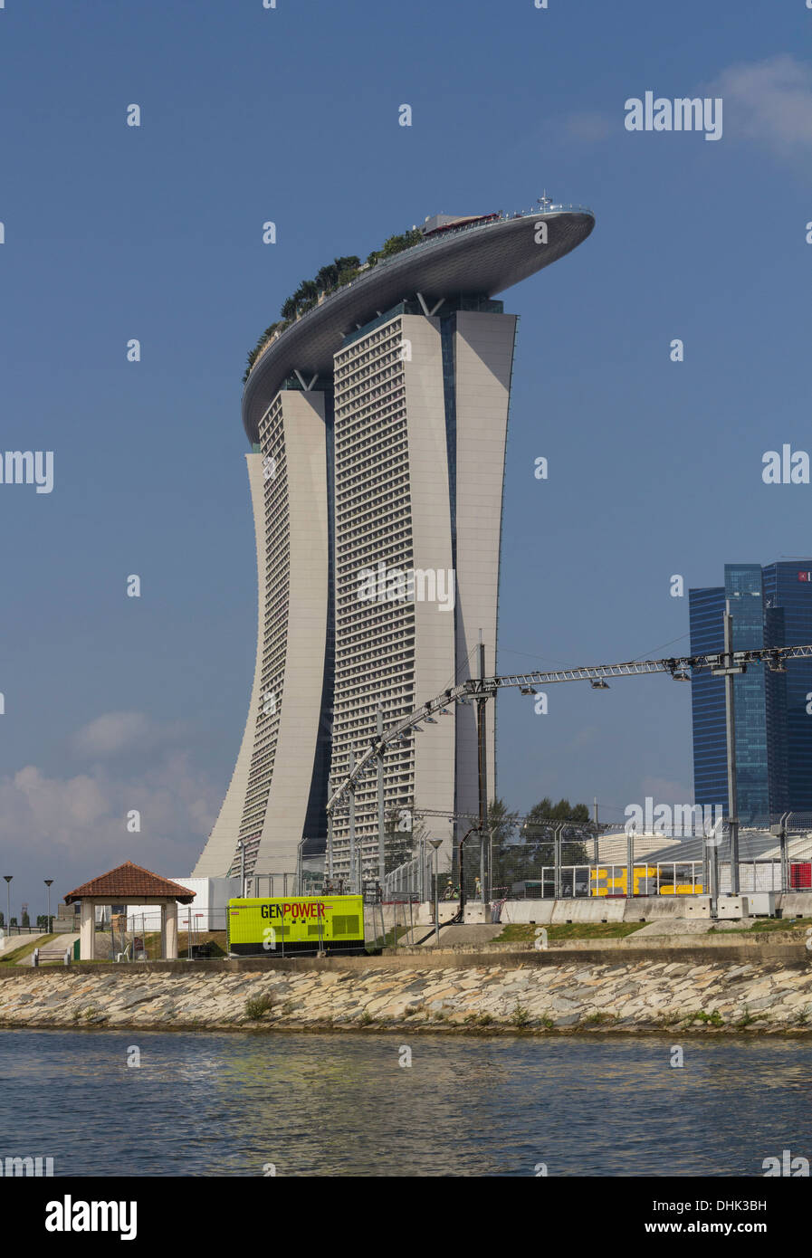 Marina Bay Sands Hotel zusammen mit Beleuchtungseinrichtungen für das Formel1 Rennen in Singapur. Sands Skypark gesehen an der Spitze. Stockfoto
