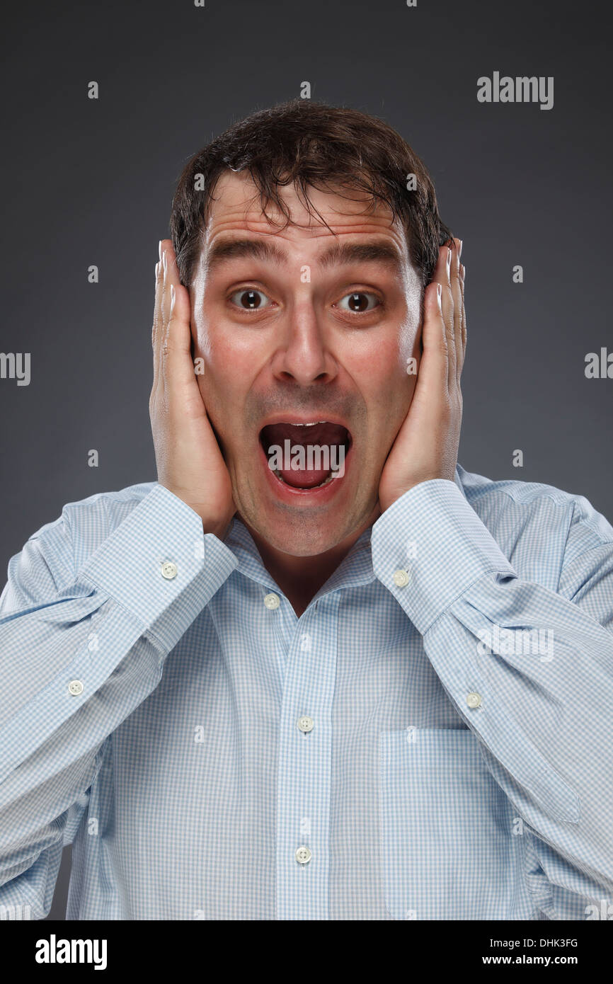 Porträt von schreienden Mann mit Händen über seine Ohren Studio gedreht Stockfoto