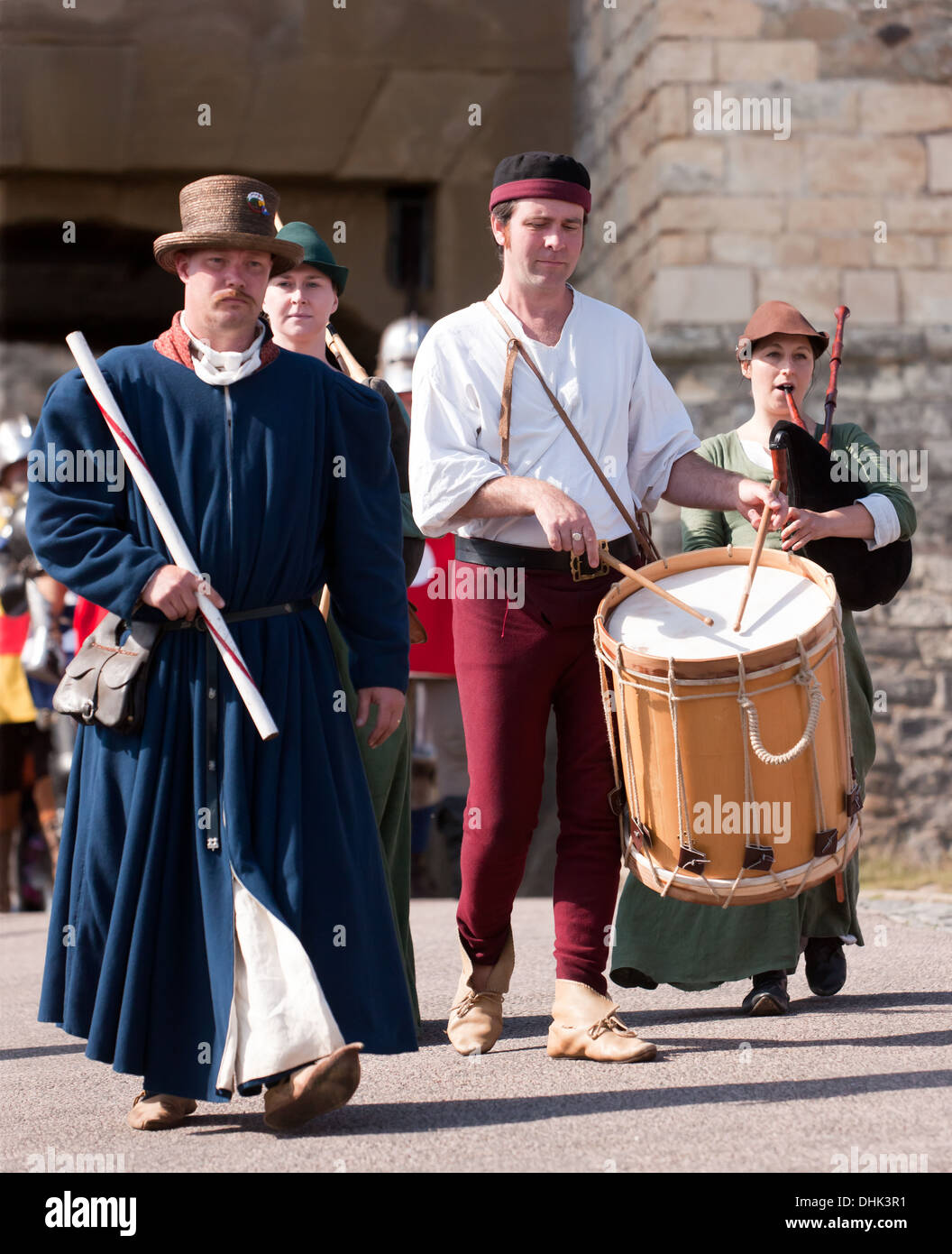 Die Kights Marschall und mittelalterliche Musiker führen in die Kinights für den endgültigen Nahkampf Tournamemt am Dover Castle. Stockfoto