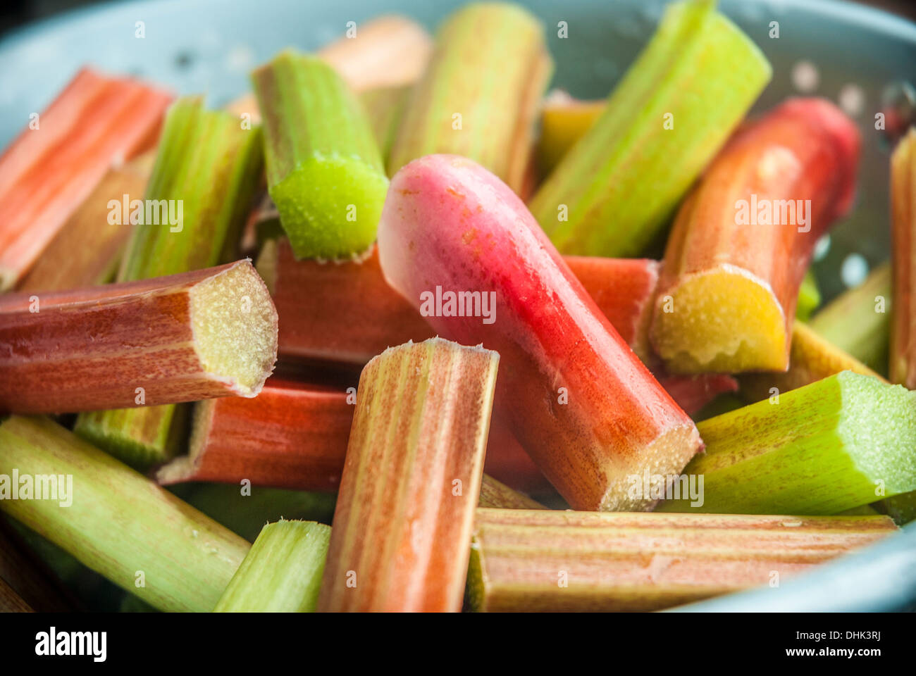 Frisch geerntete Rhabarber kochbereit gehackt. Stockfoto