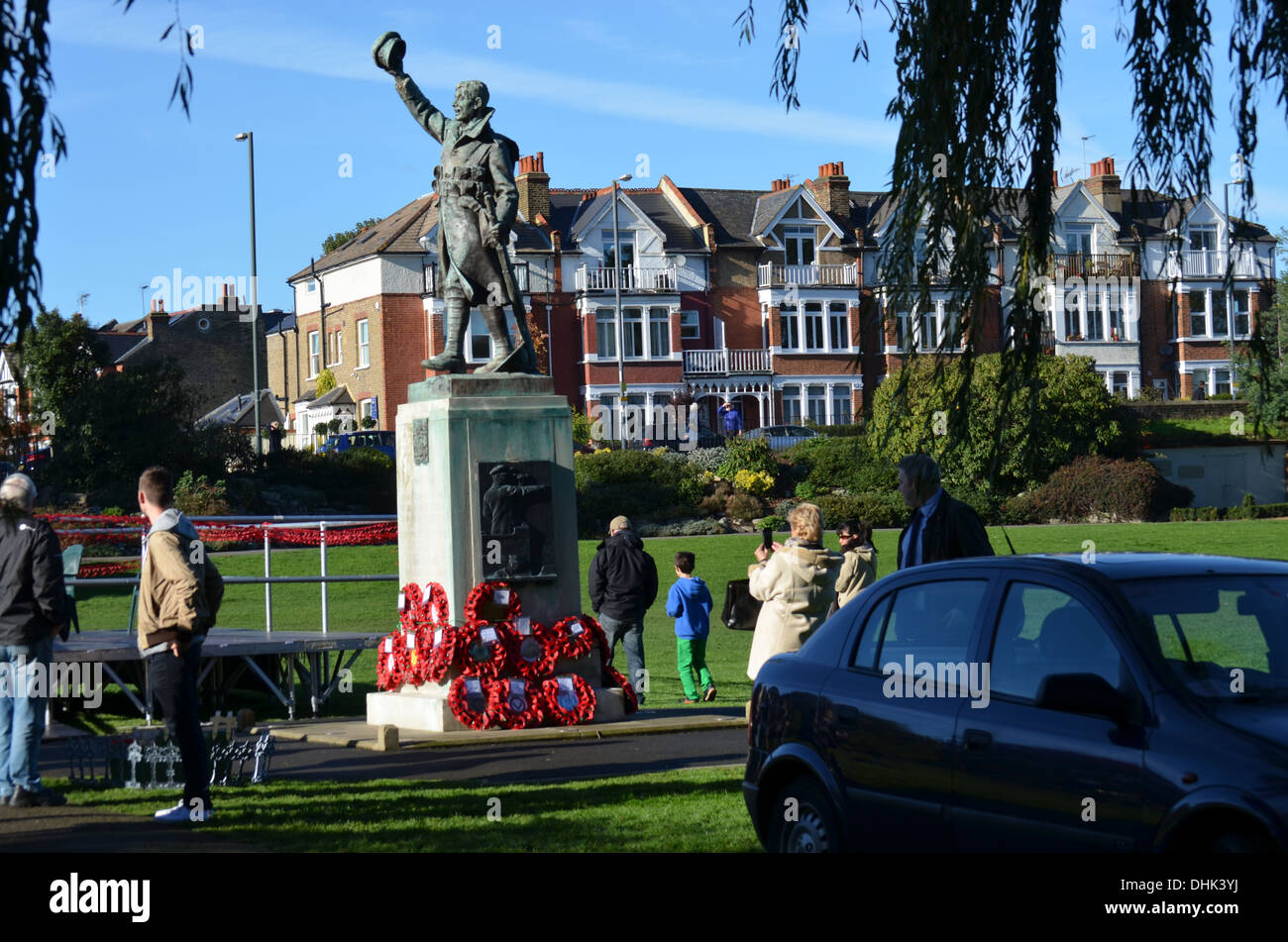 RemembranceSundayat Twickenham WarMemorial als im gesamten Königreich der zwei Minuten Stille Bands Playto zu Ehren die Toten des 2 wws Stockfoto