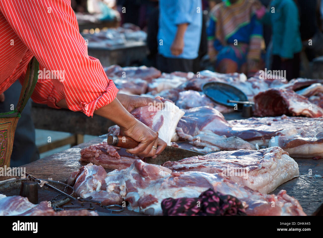 Rohes Fleisch zum Verkauf an den Bac Ha Markt geschnitten für einen Kunden. Stockfoto