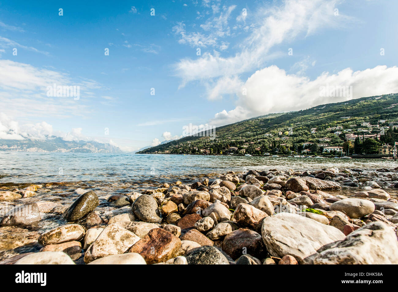 Blick auf den See in der Nähe von Torri del Benaco, Lago di Garda, Venetien, Norditalien, Italien Stockfoto