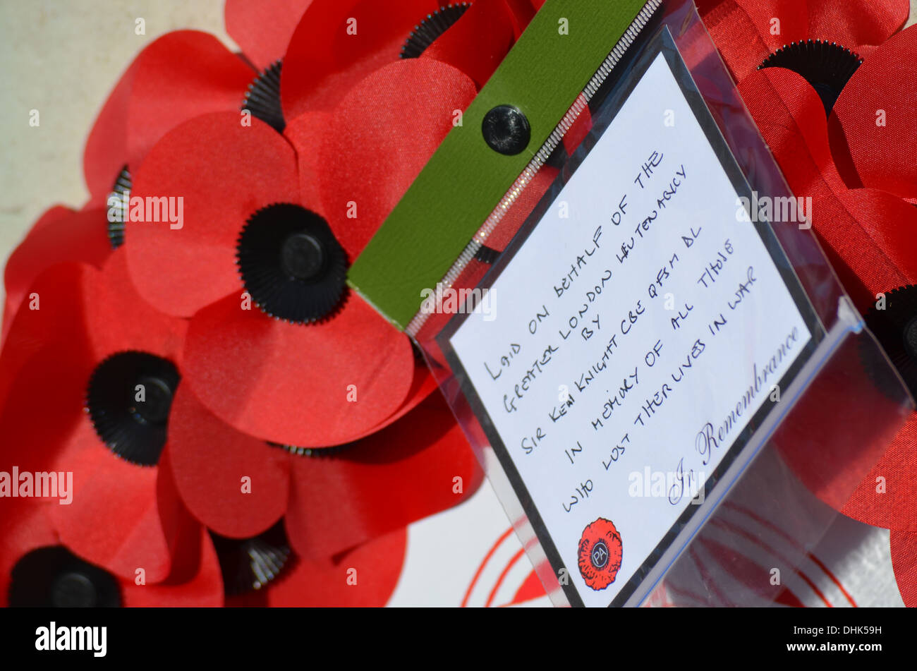 RemembranceSundayat Twickenham WarMemorial als im gesamten Königreich der zwei Minuten Stille Bands Playto zu Ehren die Toten des 2 wws Stockfoto
