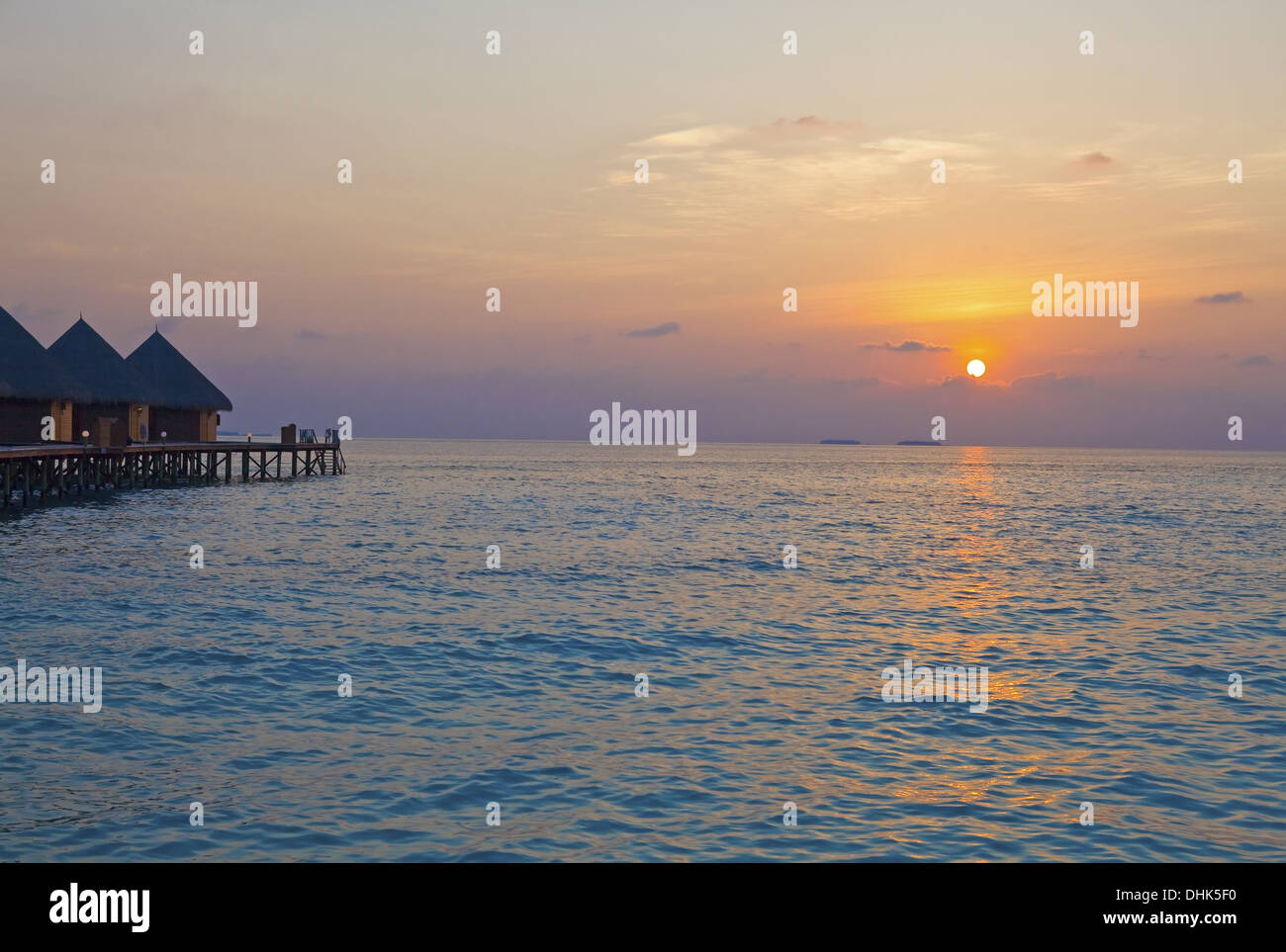 Insel im Ozean, Malediven.  Sonnenuntergang. Stockfoto