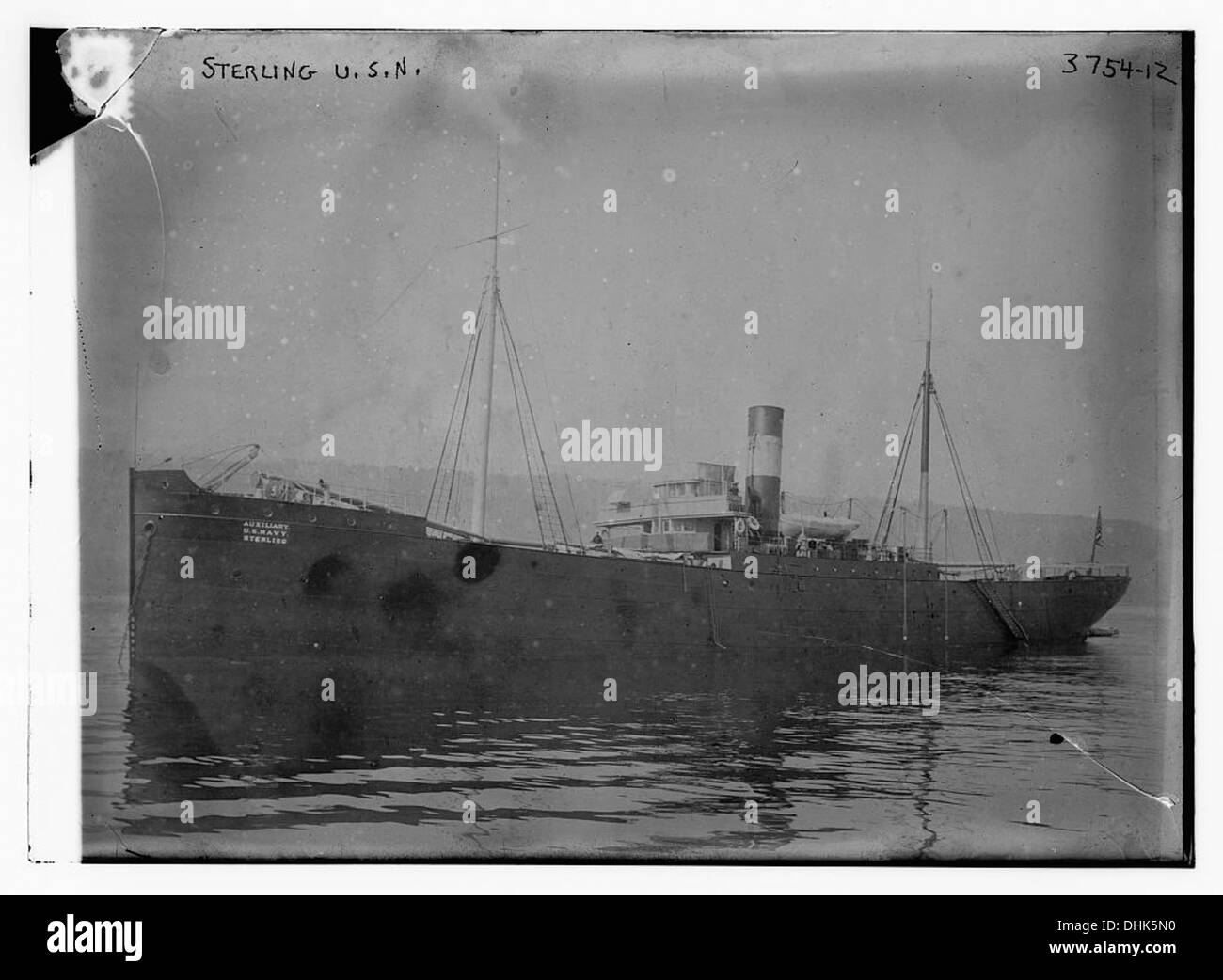 Dieses Bild aus der Library of Congress fängt das Schiff Sterling ein, ein wichtiger Teil der maritimen Geschichte des Landes. Das Foto dokumentiert den Dienst des Schiffes, der zur Geschichte der Marine und seiner Rolle in den amerikanischen Militärkräften beiträgt. Stockfoto