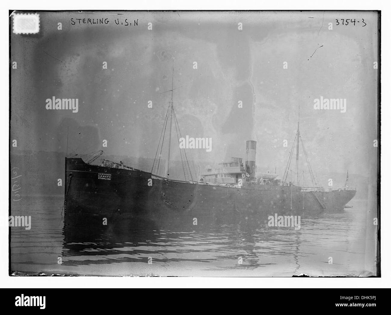 Dieses Bild, das Teil der Library of Congress-Sammlung ist, zeigt die USS Sterling, ein Schiff der United States Navy. Das Foto zeigt das Design und die Merkmale des Schiffes und spiegelt die Marine- und Militärgeschichte der US Navy während ihres aktiven Dienstes wider. Stockfoto