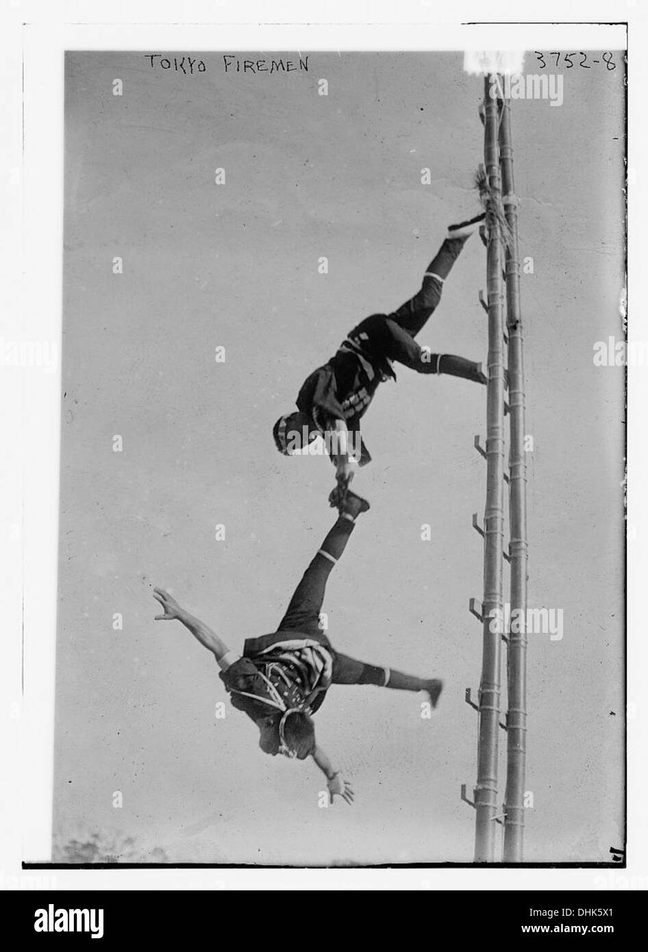 Dieses Foto aus der Library of Congress zeigt Feuerwehrleute in Tokio, Japan. Das Bild fängt die Feuerwehrleute in Aktion ein und demonstriert ihre Rolle bei der öffentlichen Sicherheit und bei der Katastrophenbewältigung Anfang des 20. Jahrhunderts. Stockfoto