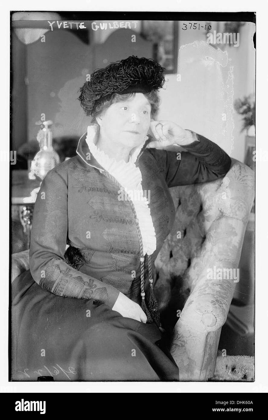 Yvette Guilbert, eine bekannte französische Sängerin, wird in einem historischen Bild dargestellt, das von der Library of Congress erhalten wurde und einen Moment aus ihrer öffentlichen Karriere festgehalten hat. Stockfoto