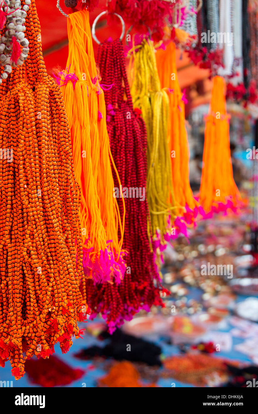 Angebote zum Verkauf am Markt am Ufer des Ganges Fluß, Simaria, Bihar, Indien Stockfoto