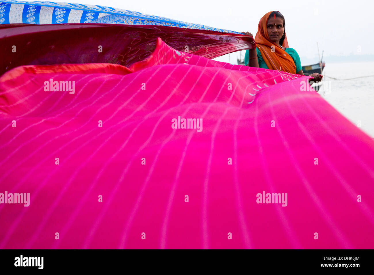 Frau trocknet Sari Tücher am Ufer des Ganges Fluß, Simaria, Bihar, Indien Stockfoto