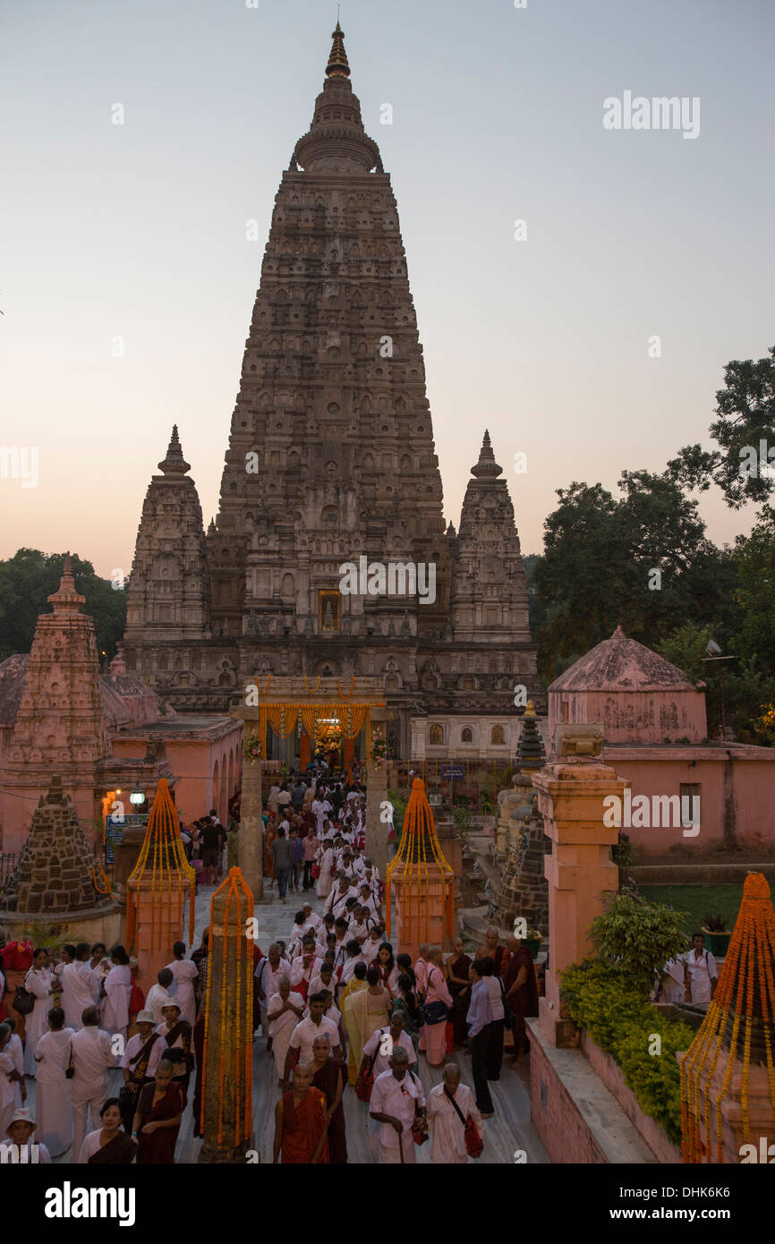 Mahabodhi-Tempel in der Abenddämmerung, der Ort, wo historische Buddha Siddhartha Gautama Erleuchtung, Bodh Gaya, Gaya, Bihar, Indi erreicht Stockfoto