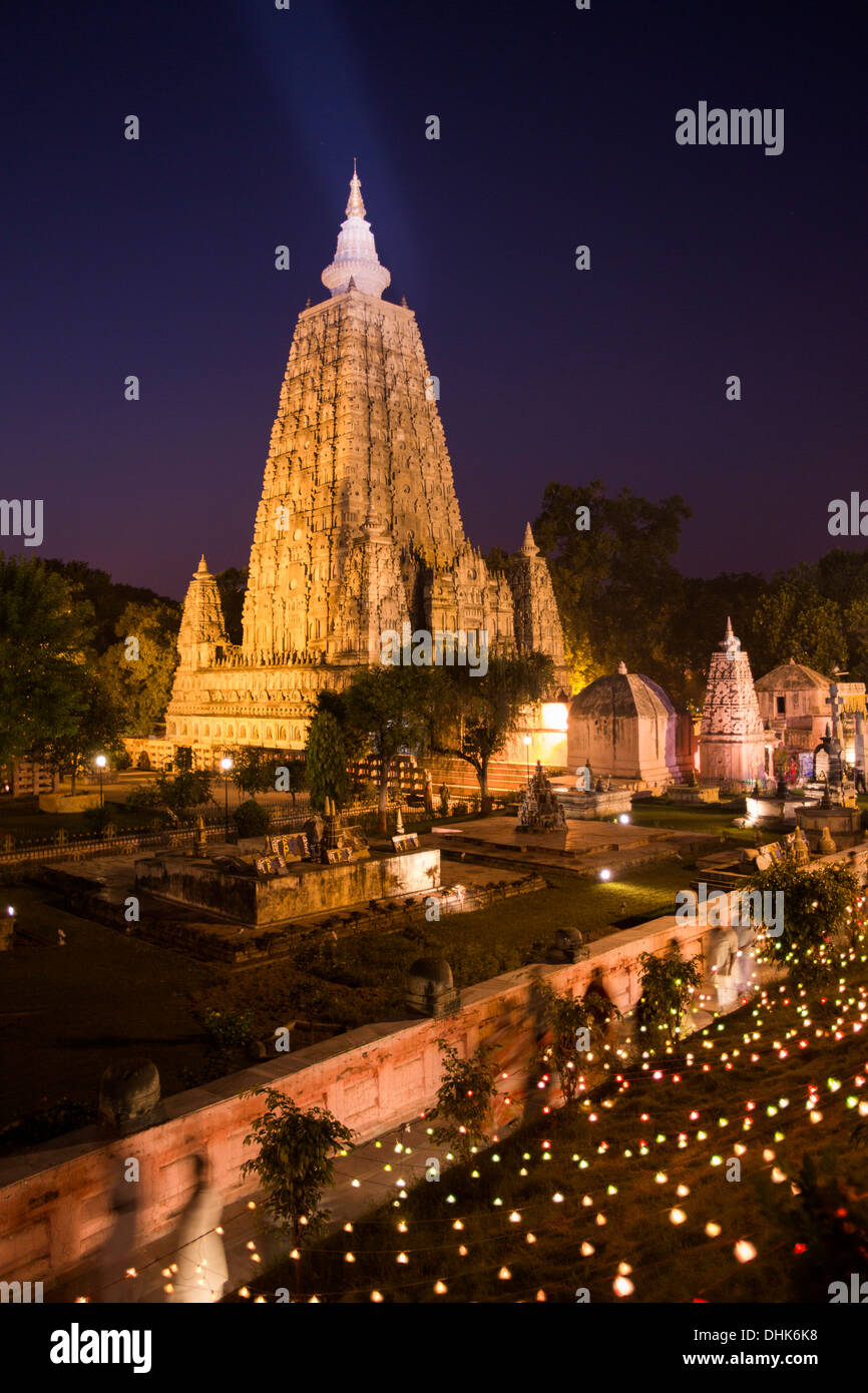 Mahabodhi-Tempel in der Nacht, der Ort, wo historische Buddha Siddhartha Gautama Erleuchtung, Bodh Gaya, Gaya, Bihar, Ind erreicht Stockfoto