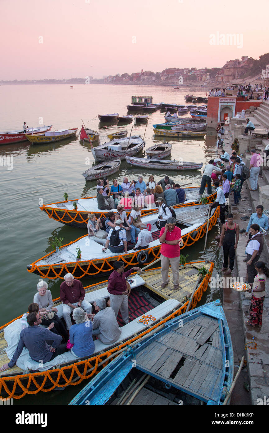 Besucher betreten Boote bei Dasaswamedh Ghat neben Fluss Ganges, Varanasi, Uttar Pradesh, Indien Stockfoto