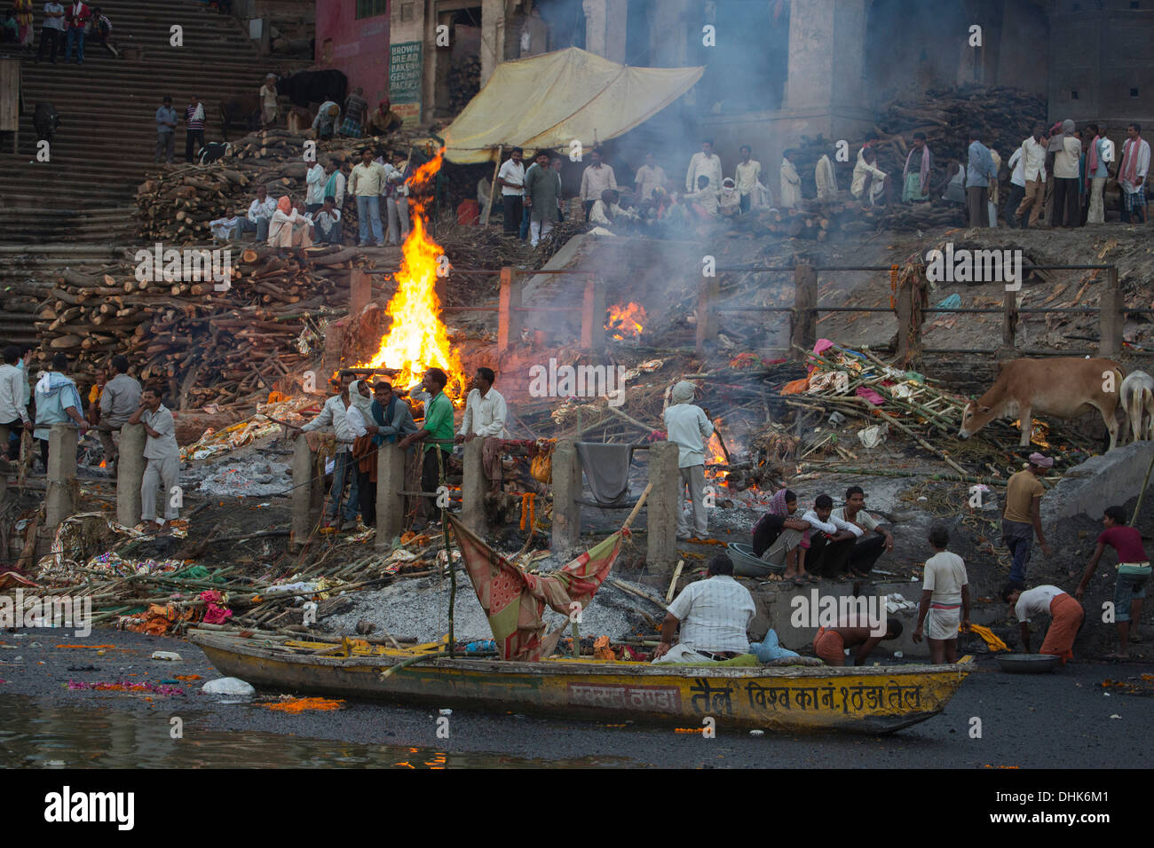 Feuerbestattung Feuer am Manikarnika Ghat neben Fluss Ganges, Varanasi, Uttar Pradesh, Indien Stockfoto