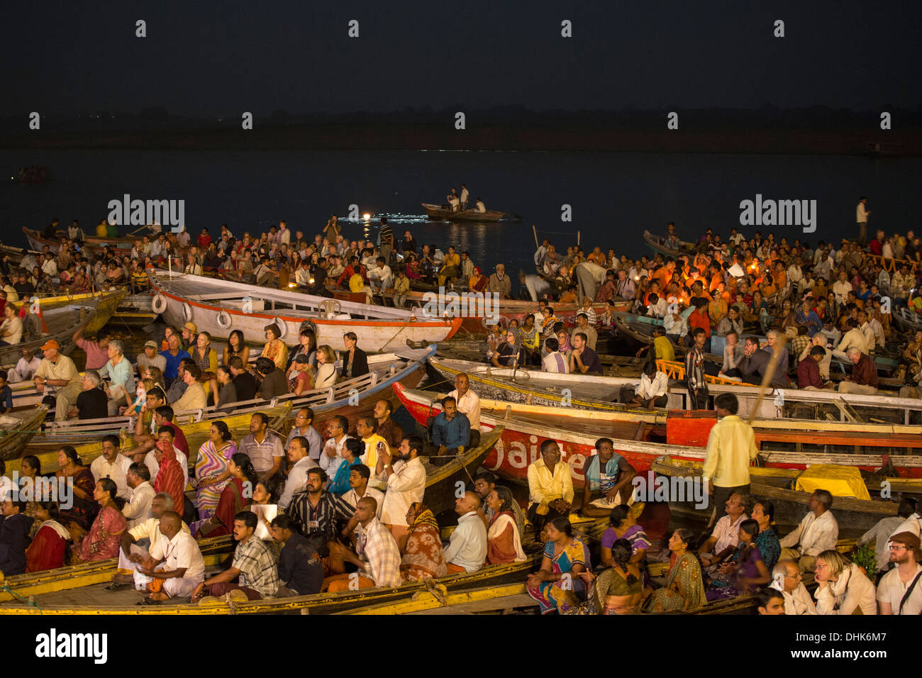 Menschenmassen in Boote bewundern Abend Aarti Gebetszeremonie am Dasaswamedh Ghat neben Fluss Ganges, Varanasi, Uttar Pradesh, Indien Stockfoto