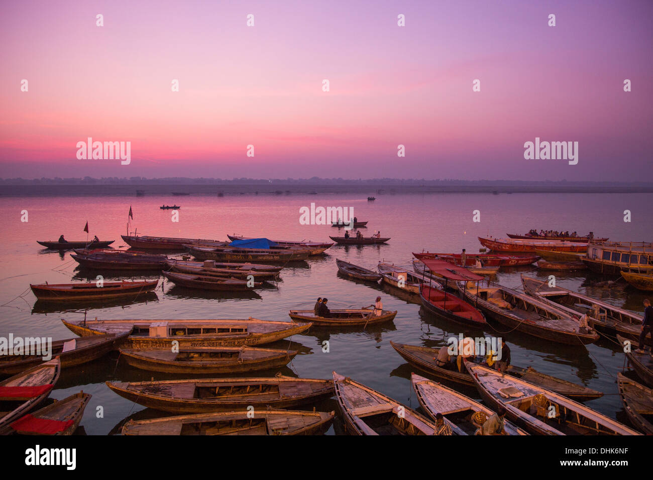 Boote auf Ganges vor Dasaswamedh Ghat in der Morgendämmerung, Varanasi, Uttar Pradesh, Indien Stockfoto