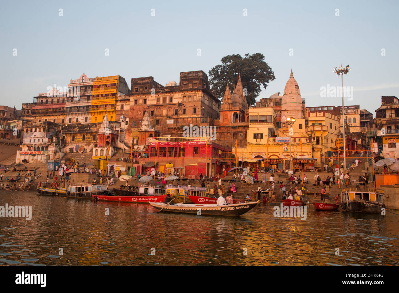 Boote auf Ganges vor Dasaswamedh Ghat, Varanasi, Uttar Pradesh, Indien Stockfoto