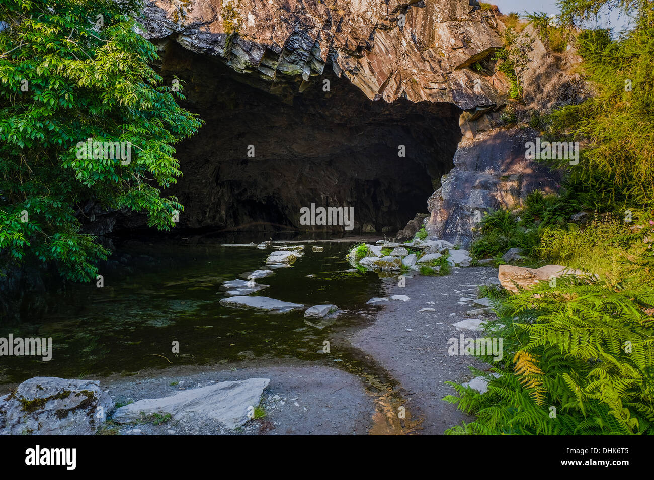 Ein Bild des Rydal Höhle mit einer Reflexion von den Wänden der Höhle im Wasser Stockfoto