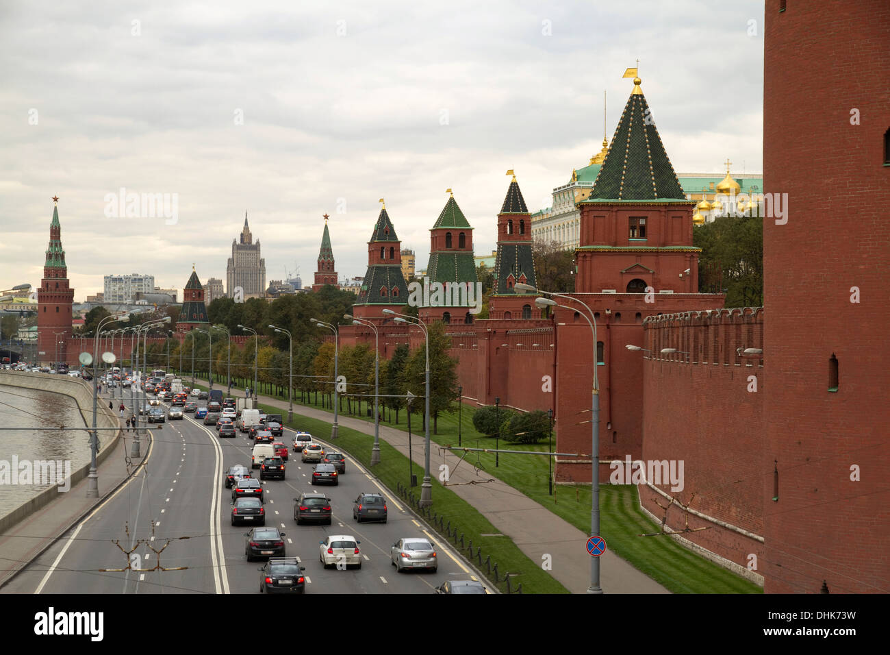 Russland, Blick auf Fluss und Moskauer Kreml im bewölkten Tag. Stockfoto